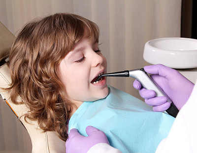 牙科诊所的小女孩病人