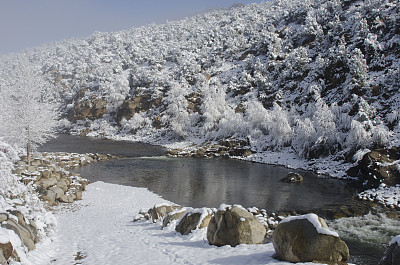 白雪中的阿肯色河