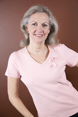 带着丝带的乳腺癌意识女士