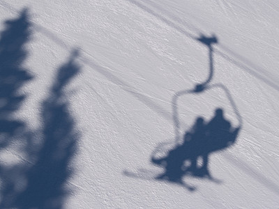 滑雪升降椅的影子