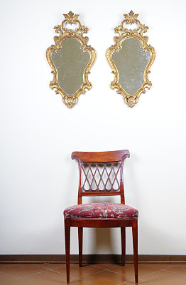 两个古老的金镜子和古董椅子