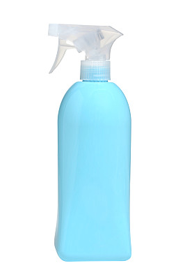 蓝色家用清洁剂喷雾瓶孤立在白色背景上
