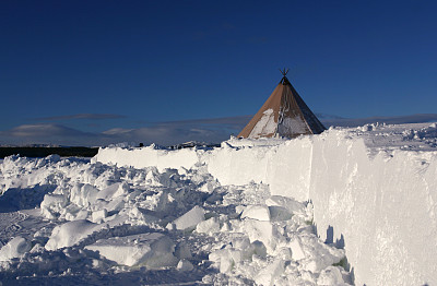 瑞典基卢纳冰旅馆里的北极萨米帐篷