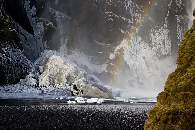 彩虹和冰在Skogafoss，冰岛。