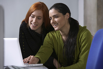 两个女学生在网吧的计算机实验室