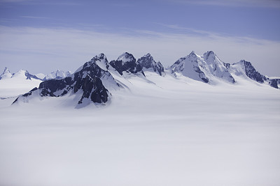 从直升机上拍摄的阿拉斯加朱诺冰原顶部