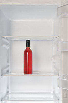 冰箱里只有酒