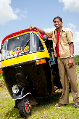 年轻开朗的印度人力车司机