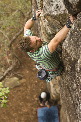 男人rockclimbing