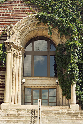 高等教育学院石雕，常春藤覆盖的前门，台阶