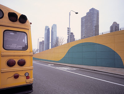 用校车和彩色墙壁构成的城市构图