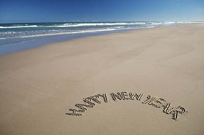 宽阔空旷的海滩上的新年祝词