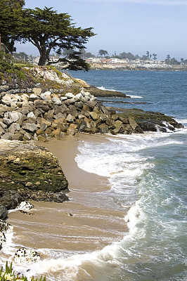 沿着海岸线的海浪、海滩和岩石。
