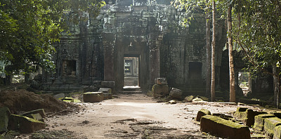 吴哥窟附近丛林中的庙宇废墟