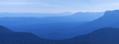 澳大利亚新南威尔士州的蓝山，黄昏时的层层山脉