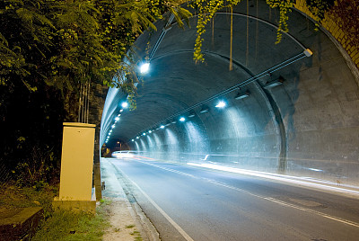 用车辆灯光条纹照亮公路隧道