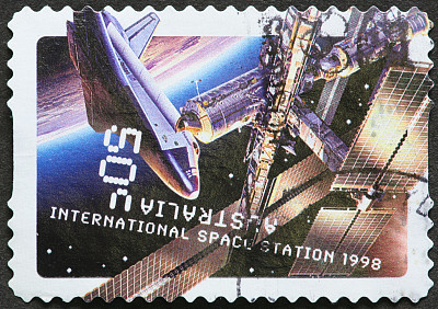 航天飞机停靠在国际空间站
