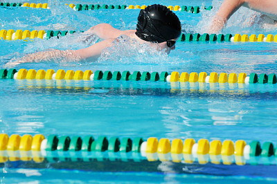 年轻男孩体育运动员蝶泳游泳