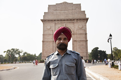 新德里，一名印度男子站在印度门前