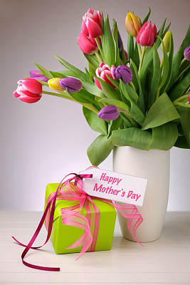彩色郁金香与礼物和母亲节贺卡