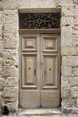 马耳他瓦莱塔的旧木门