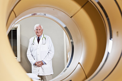 放射科医生与集成的PET-CT扫描仪