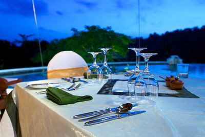 浪漫的户外餐厅在热带天堂 浪漫的户外餐厅在热带天堂