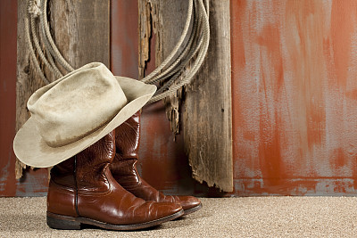 牛仔靴和帽子上的乡村背景