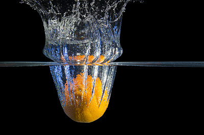 高速拍摄的橘子被扔进水里