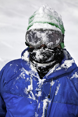 被雪覆盖的滑雪者或单板滑雪者