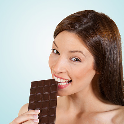 漂亮女人喜欢吃巧克力棒