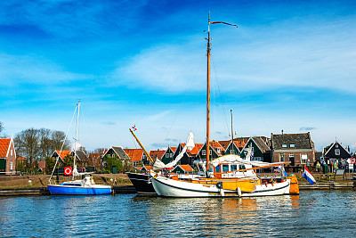 游艇和船只在Marina在荷兰