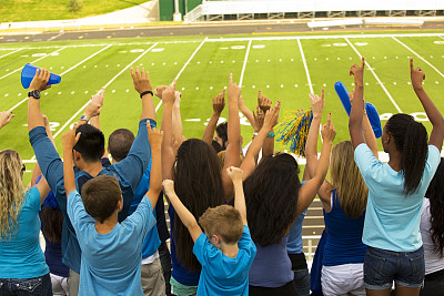体育运动:球迷在足球比赛中为他们的球队欢呼。