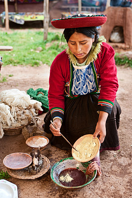 染羊毛的秘鲁妇女，圣谷，钦切罗