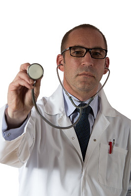 医生穿白色听诊器和外套隔离