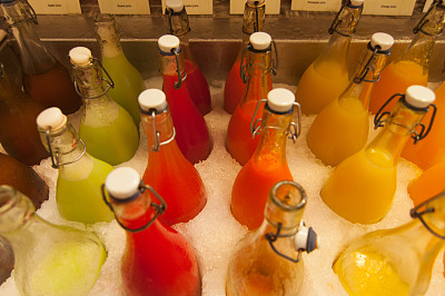 不同种类的提神果汁。