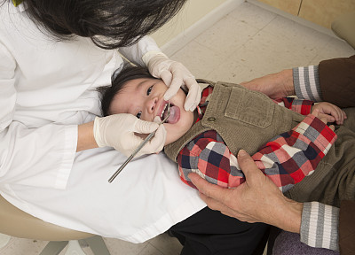 宝宝在看牙医