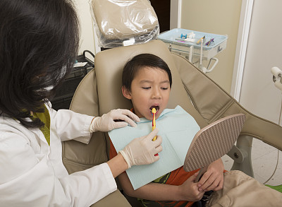 小男孩在看牙医