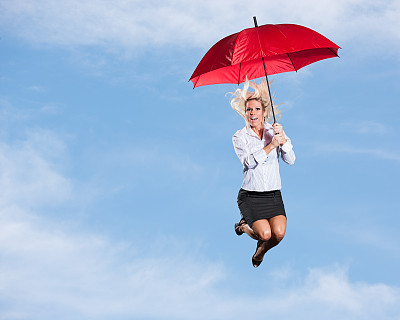 《跳跃:带着雨伞跌落的女商人》