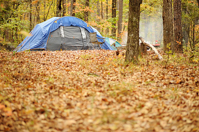 树木繁茂的秋季露营地的露营帐篷