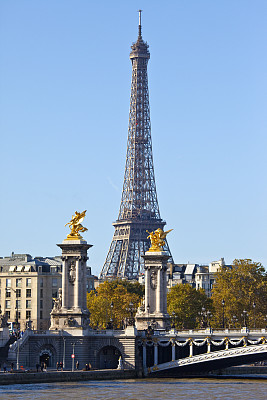 巴黎的埃菲尔铁塔和亚历山大三世桥