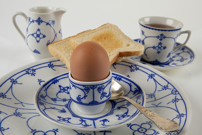 早餐搭配鸡蛋和烤面包