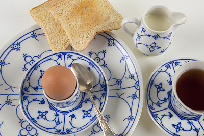 早餐搭配鸡蛋和烤面包