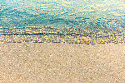 沙滩上柔软的海浪