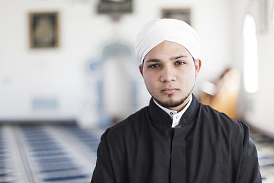 清真寺里的年轻穆斯林男子