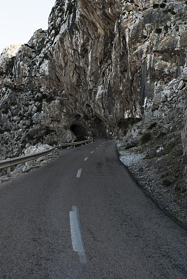 穿过富马山的隧道