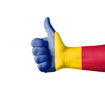 手竖大拇指，罗马尼亚国旗上画