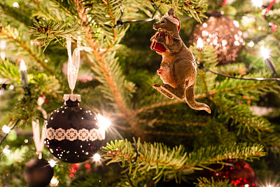 圣诞树和袋鼠装饰的特写