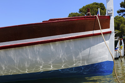 昂蒂布的奥利维特港的传统渔船