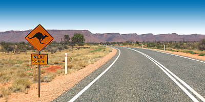 袋鼠标志上的道路国王峡谷澳大利亚